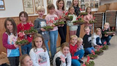 Bild: Stephanie Wisgickl/exb
Herbstdekoration basteln die Nachwuchsgärtner des Gartenbauvereins Trisching.