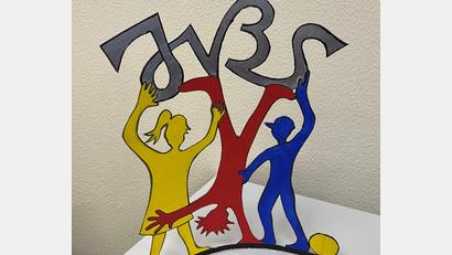 Bild: fpoz
„Wir“ heißt das Kunstwerk, das vor der Jobst-vom Brandt-Schule seinen Platz finden soll. Einen Entwurf präsentierten Horst und Bärbel Kießling im Stadtrat.