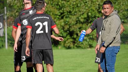 Bild: Rainer Rosenau
So missmutig muss Hakan Boztepe (rechts) gar nicht dreinschauen: Seine Mannschaft führt als Aufsteiger die Tabelle der Kreisklasse Ost an und geht als Herbstmeisterin die Rückrunde.