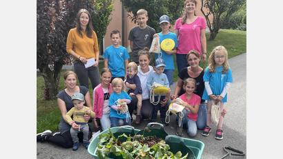 Bild: Annegret Greber/exb
Freuen sich über ihre Preise: Die Sieger des Gartenfruchtwettbewerbs.