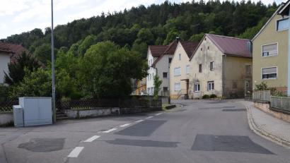 Bild: bö
Im Zuge der Arbeiten an der Staatsstraße 2235 zwischen Adertshausen und Allersburg wird auch die Engstelle in der St.-Jakobus-Straße in Hohenburg beseitigt.