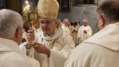 Bild: aub
Im Anschluss an den Pontifikalgottesdienst erteilte Bischof Dr. Rudolf Voderholzer persönlich den Segen mit der Burchard-Reliquie an die Mitkonzelebranten, aber auch die vielen Gläubigen.