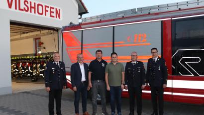 Bild: mrr
Jürgen Ehrnsberger (links), Christof Strobl (Zweiter von rechts) und Armin Daubenmerkl (rechts) vom Kreisfeuerwehrverband gratulieren neben Bürgermeister Erwin Geitner (Zweiter von links) den alten und neuen Kommandanten Josef Piller (Dritter von links) und Thomas Appel.