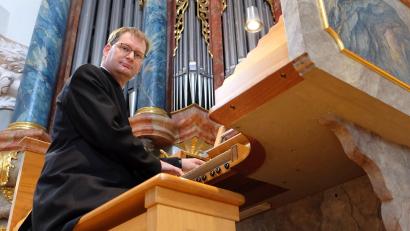 Archivbild: Klaus Schoefl/exb
Andreas Sagstetter an der Orgel der Basilika Waldsassen. Der Kirchenmusikmusikdirektor leitet die Aufführung am 5. November.