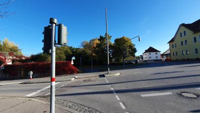 Bild: Hösamer
Da fehlt was: Bei einem Unfall Ende September hat ein ausschwenkender Ladekran die Ampel auf der Verkehrsinsel an der Kreuzung südlich der Schlachthofunterführung in Schwandorf gerammt. Sie wird nicht wieder aufgebaut.