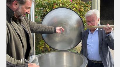 Bild: Hofbauer/exb
Balduin Schönberger (links) vom AELF und Michael Koller CEO (r.echts) verkosteten Wildgulasch aus der Gulaschkanone, die am Sonntag zum Einsatz kommen wird.