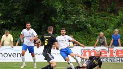 Archivbild: Dieter Jäschke
Im Hinspiel siegten die Grafenwöhrer (dunkle Trikots) beim Aufsteiger FC Vorbach mit 1:0. Beim Rückspiel am Sonntag ist die Sportvereinigung klarer Favorit.