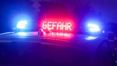 Bild: Jan Woitas/dpa/Symbolbild
Der Hinweis „Gefahr“ leuchtet auf dem Dach eines Einsatzwagens der Polizei.