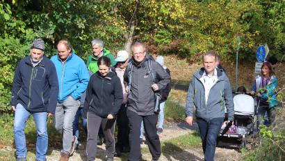 Bild: mfh
Festes Schuhwerk sollte man für diese Wanderung haben. Die Strecke führt auch über unbefestigte Waldwege. Mit forschem Schritt Bürgermeister Böhm (rechts vorn) und daneben Ortsheimatpfleger Reiner Hoffmann.