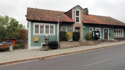 Bild: bsc
Ins alte Rathaus (Bild) in Friedenfels soll 2025 das Kinderhaus einziehen, so dass die Renovierung des Kindergarten-
Altbaus starten kann.