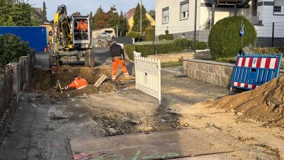 Bild: fz
Bevor der Asphalt draufkommt, werden die Versorgungsleitungen in der Rübezahlstraße in Windischeschenbach ebenfalls erneuert.