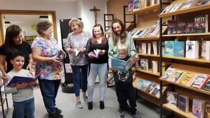 Bild: gi
Auch die jüngsten Besucher der Gemeinde- und Pfarrbücherei Moosbach haben sichtlich Spaß beim abendlichen Stöbern durch die Bücherregale.