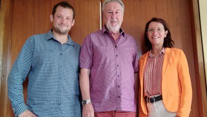 Bild: Kagermeier/exb
Matthias Kuhn (links) und Karin Frankerl (rechts) gratulieren Karl-Heinz Kagermeier zum runden Geburtstag.