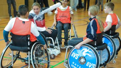 Bild: Wolfgang Steinbacher
"Team-Besprechung" bei der soeben von Svenja Mayer (Zweite von links) gegründeten Rollstuhl-Basketball-Mannschaft der Dreifaltigkeits-Mittelschule. Die Nationalspielerin ist wie immer mit vollem Einsatz dabei.