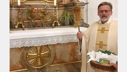 Bild: mas
Guardian Pater Stanislaus segnete am Freitag am Wendelinaltar die Wendelinibrote. Der Heilige lebte im 6. Jahrhundert im Raum Trier.