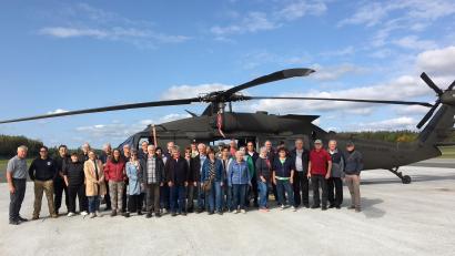 Bild: rn
Die ehemaligen Soldaten der Bundeswehr aus den BSB-Kameradschaften von Mosenberg bis Eschenbach vor einem Blackhawk-Helikopter der US-Armee mit Gerald Morgenstern (links) und Kreisvorsitzendem Peter Lehr (Dritter von rechts).