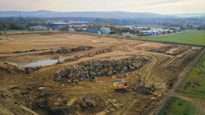 Luftbild: Florian Miedl
„Interessante Gesteinsformationen“ nennt Expertin Stephanie Kreisel die Redwitzit-Massen, die sich auf der Gefängnis-Baustelle in Marktredwitz zu Geröllhalden auftürmen.