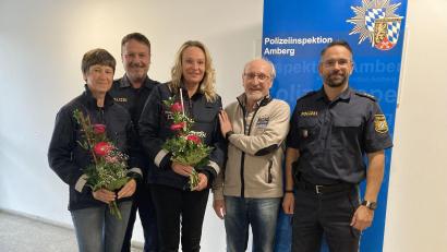 Bild: Polizei/exb
Blumen für die Sicherheitswacht (von links): Irene Heselmann (Sicherheitswacht), Dominik Lehmeier (PI Amberg), Doris Schmalzl (Sicherheitswacht), Hans-Jürgen Brunner und Jürgen Dodell (Dienststellenleiter PI Amberg).