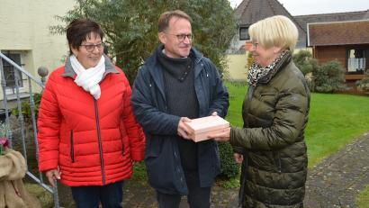 Bild: dob
Martha Simacek (rechts) und Hilde Baierl (links) haben den Kräuterbuschen-Aktionstag initiiert und so mit ihrem Team 750 Euro für die Innenrenovierung der Katholischen Stadtpfarrkirche erlöst, die sie nun an Dekan Alexander Hösl für diesen Zweck übergaben.