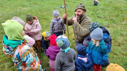 Bild: Waldkindergarten Goldbacher Wurzelzwerge/exb
Der "Woid Woife" besuchte den Waldkindergarten "Die Goldbacher Wurzelzwerge".