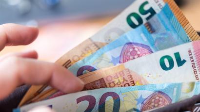 Bild: Monika Skolimowska/dpa-Zentralbild/dpa
Einer Studie zufolge haben aktuell vier von zehn Menschen in Deutschland weniger Geld als noch vor einem Jahr, über das sie monatlich frei verfügen können.
