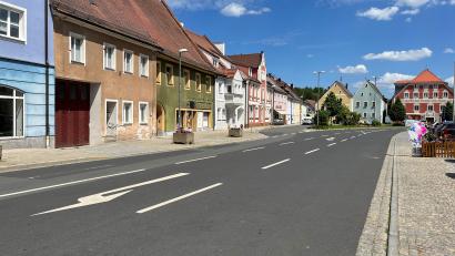 Bild: Stefanie Gradl
Früher gab es viele kleine Einzelhandelsgeschäfte am Vilsecker Marktplatz. Ziel im Stadtrat sei es nun, die vorhandenen Geschäfte zu erhalten und weitere gastronomische Betriebe anzusiedeln.