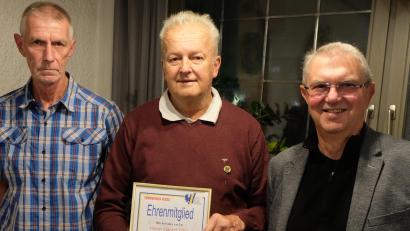 Bild: le
Vorsitzender Hans Eismann, Ehrenmitglied Harald Kitta und zweiter Vorsitzender Oliver Konz (von links).