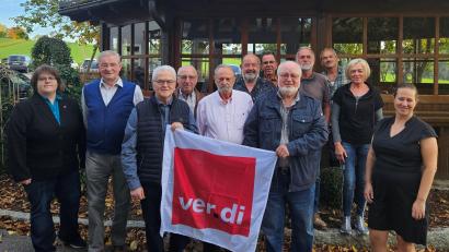 Bild: Eva Bößl/verdi/exb
Nach der Jubilarehrung: Gewerkschaftssekretärin Eva Bößl, Manfred Kirchberger, Helmutz Butz (ehemaliger Vorsitzender OV Nabburg), Viktor Gitter, Walter Lillge, Roland Krös, Robert Auburger, Roland Glatzel (ehemaliger Vorsitzender OV Oberviechtach), Josef Planner, Georg Meissner, Theresia Seegerer und Marina Mühlbauer, stellvertretende Bezirksgeschäftsführerin (von links)