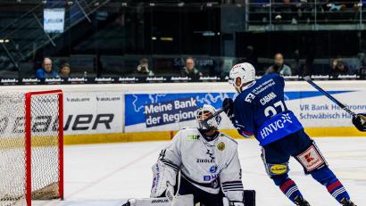 Bild: Werner Moller
Marco Wölfl (links) musste einiges einstecken, doch der Schlussmann der Blue Devils hielt in Heilbronn bravourös und wurde zum Spieler des Tages auf Weidener Seite ausgezeichnet.