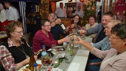 Bild: dob
Beim Weinfest im Feuerwehrgerätehaus war Stimmung Trumpf.
