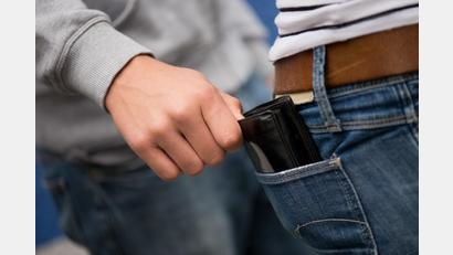 Bild:  Arno Burgi/dpa
Vor allem alte Leute sollten darauf achten, dass ihnen beim Einkaufen nichts gestohlen wird.