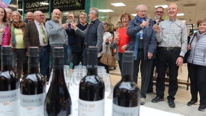 Bild: Kunz
Der Weidener Städtepartnerschaftsverein begrüßt das Weinquartett aus Weiden am See.