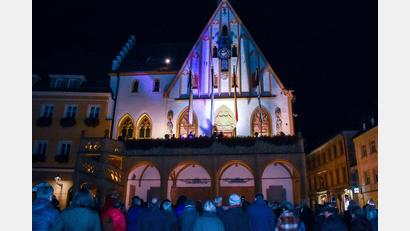 Bild: Stephan Huber
Neben Ambergs Stadtfahne, der Fahnen des Freistaats Bayern und der Bundesrepublik Deutschland wehte am Samstagabend am Rathaus auch die israelische Flagge. Zum Gedenken an die von der Hamas in Israel ermordeten Menschen waren die Fahnen mit einem Trauerband versehen. Rund 200 Menschen zeigten sich auf dem Marktplatz solidarisch mit Israel und den hier lebenden Juden.