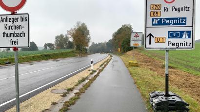 Bild: Gabi Schönberger
Bald werden die Umleitungsschilder wieder abgebaut und dann heißt es auch in Richtung Auerbach wieder: Freie Fahrt.