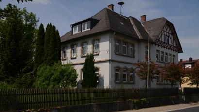 Archivbild: ak
Das alte Kirchenlaibacher Schulhaus wird derzeit zur Kindertagesstätte umgebaut und wird mit Nahwärme von einer nahen Biogasanlage versorgt werden. Die gemeindeeigene Bioenergie Speichersdorf soll den Ausbau des Nahwärmenetzes in Speichersdorf übernehmen.