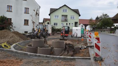 Bild: bnr
Als letzte Baumaßnahme im Dorferneuerungsverfahren Pischdorf ist die Neugestaltung des Dorfplatzes an der Reihe. Bis Jahresende soll alles fertig sein.