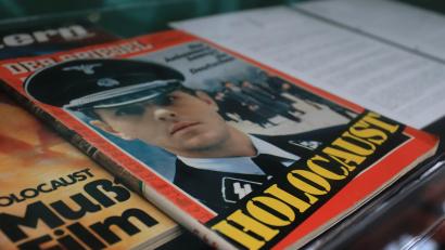 Bild: olr
Die Ausstellung gewährt den Besuchern auch einen Blick in den gesellschaftlichen Umgang mit den Zeitzeugen 
– wie hier im "Spiegel" vom 29. Januar 1979 – in einer Zeit, in der den Erzählungen der Überlebenden erstmals großes gesellschaftliches Interesse entgegenkam.
