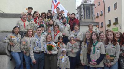 Bild: Kunz
Wolfgang und Antonia Raithel (vorne, Dritter und Vierte von links) im Kreise ihrer Pfadfinderfreunde.