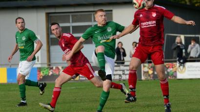 Bild: ham
Ein intensives Landkreis-Derby lieferten sich die SpVgg Pfreimd (rote Trikots) und der FC Wernberg. Am Ende behielten die Wernberger überraschend deutlich mit 3:0 die Oberhand.