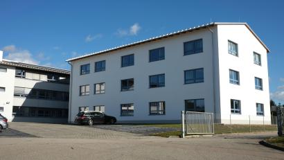 Bild: Hirsch
Das "Grüne Zentrum" des Rinderzuchtverbandes Oberpfalz in Schwandorf wurde mit einem neuen Bürogebäude erweitert.