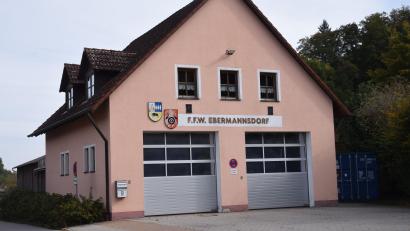 Bild: bö
Auch wenn das jetzige Feuerwehrgerätehaus schon aus allen Nähten platzt, kann auf Grund der finanziellen Planungen erst in einigen Jahren gebaut werden. Jetzt war man auf Standortsuche gewesen und favorisiert die ehemaligen Tennisplätze hinter der Erzweg Stub´n.