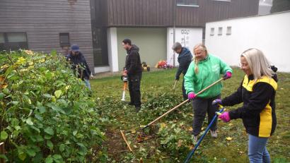 Bild: bkr
Martina Pöllath, Michael Jürgens, Steffi Kunnert, Manuela Friede und Sonja Scholz (von links) sorgten unter anderem dafür, dass diese Hecke wieder den richtigen Zuschnitt erhielt.