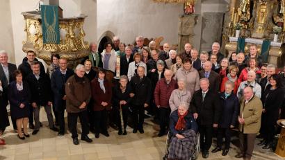 Bild: le
26 Jubelpaare treffen sich in der St. Johannes Baptista Kirche zu einer Andacht, um mit Pfarrer Wilfried Römischer das Eheversprechen zu erneuern. Anschließend gibt es ein gemütliches Beisammensein im Gemeindehaus.