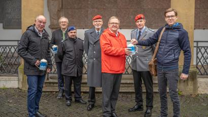 Bild: Michael Golinski/Stadt Amberg/exb
Auf dem Amberger Marktplatz wurde die diesjährige Sammlung zugunsten des Volksbundes Deutsche Kriegsgräberfürsorge begonnen. Mit dabei waren Bürgermeister Martin Preuß (rote Jacke), der stellvertretende Landrat Franz Mädler (Zweiter von links), Kümmersbrucks Bürgermeister Roland Strehl (links) und Vertreter der Bundeswehr.