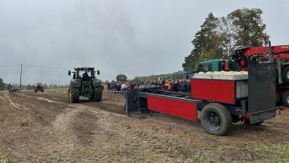 Bild: Familie Schübel/exb
Ein "Tractorpulling" fand am Wappenstein bei Groschlattengrün statt.