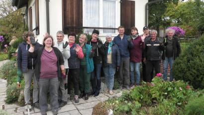 Bild: Netzwerk Inklusion/exb
Am ersten Inklusiven Freiwilligentag im Landkreis Tirschenreuth kamen im Resl-Garten in Konnersreuth 17 Helferinnen und Helfer zusammen.