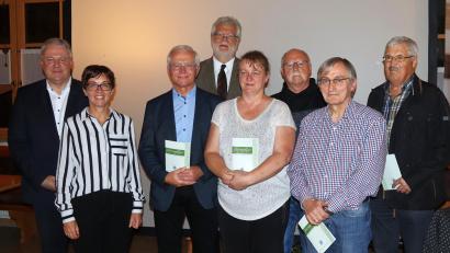 Bild: mfh
Fünf Gartenpfleger bekamen ihre Urkunden (von links):Kreisverbandsvorsitzender Richard Reisinger, Kreisfachberaterin Michaela Basler, Roland Maier (OGV Hirschau), Harald Gebhardt, Leiter des Amts für Landwirtschaft und Forsten Amberg-Neumarkt, Daniela Dotzler (OGV Großschönbrunn), Günter Wonneberger (OGV Obersdorf), Heinz Pickel (OGV Augsberg) und Josef Blödt (OGV Haselmühl).