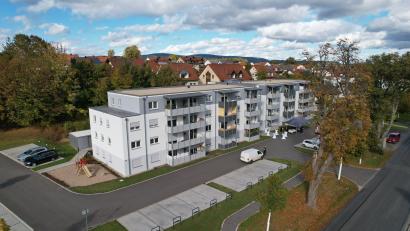 Bild: rw
Die neue Wohnanlage in der Kemnather Straße. Nachdem nun alle 32 Wohnungen belegt sind, wurde die Segnung des neuen Hauses nachgeholt.