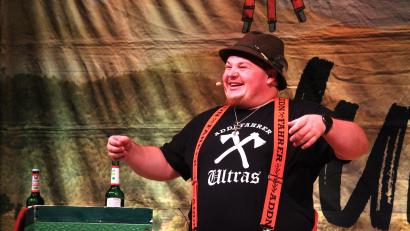 Bild: stg
Der "Addnfahrer" gastierte am Samstagabend vor gut 1200 Zuschauern in der Kemnather Mehrzweckhalle.