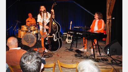 Bild: krb
Seit 34 Jahren musizieren Toby „The Cosmic Pope“ Mayerl (Piano) und Michael „Michon“ Deiml (Schlagzeug und Gesang) schon zusammen und haben nun mit Sebastian Hofbauer (Sänger, Bass- und Kontrabassist sowie Schlagzeuger) die perfekte Ergänzung gefunden.